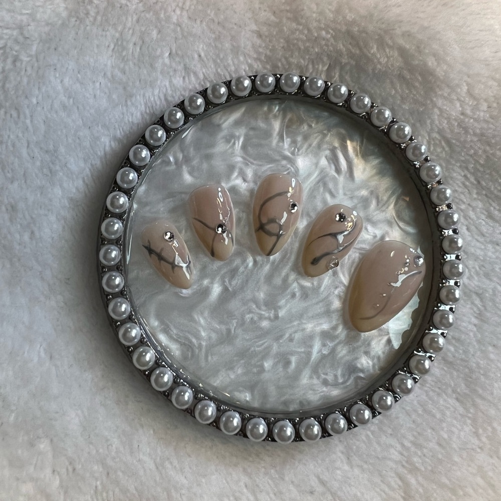 Press on nails - Picture 4 of 4